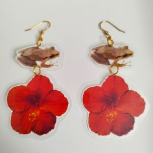 Handmade Puerto Ricans earrings with red flower and coqui gold tone